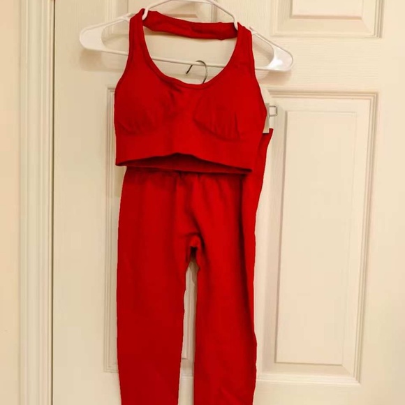 Red workout / yoga set - Picture 1 of 2